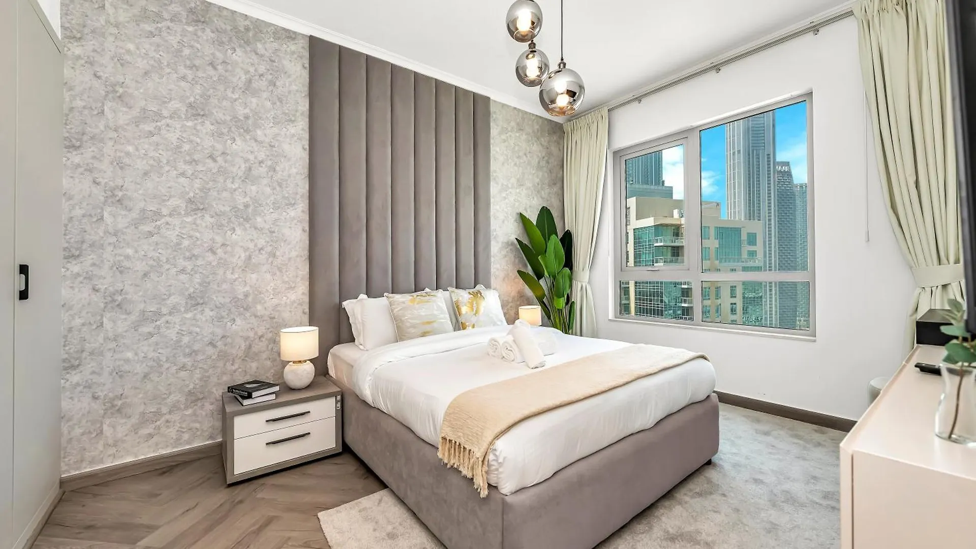 Luxe 4 Bedroom Apartment I Burj Khalifa & Fountain Views I Free Gym, Pool, Parking, Wi-Fi And Ps5 I By Skyline Serenity Dubai